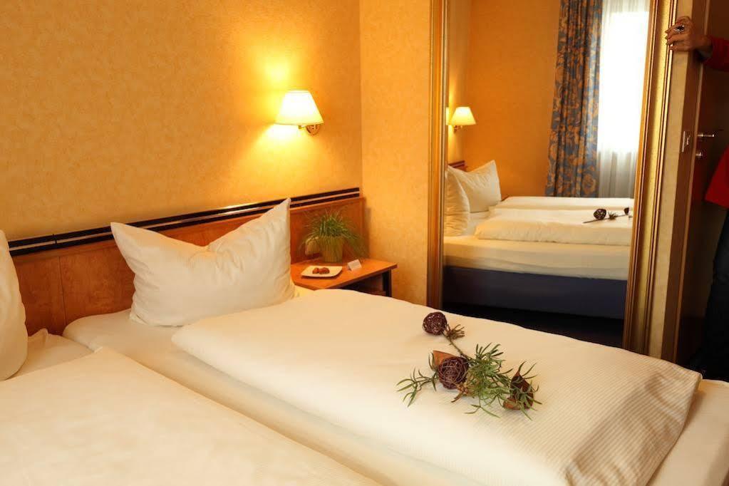 Dudenhofen Garni-Hotel Goldenes Lamm מראה חיצוני תמונה